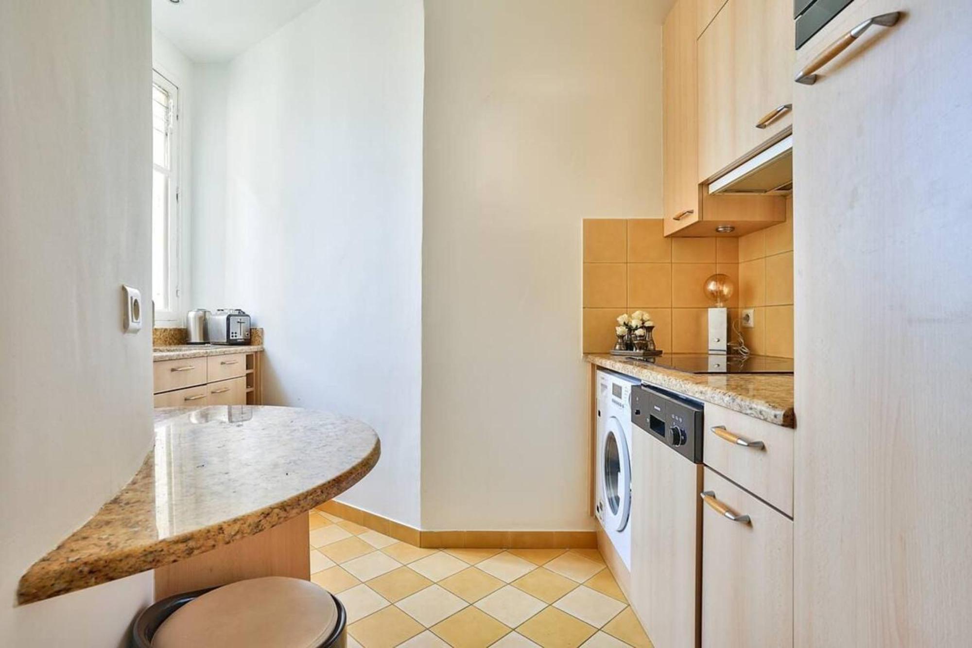 Charming With Eiffel Tower View Parijs