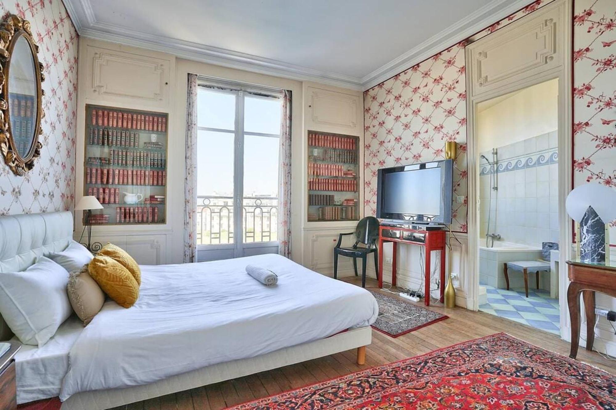 Charming With Eiffel Tower View *