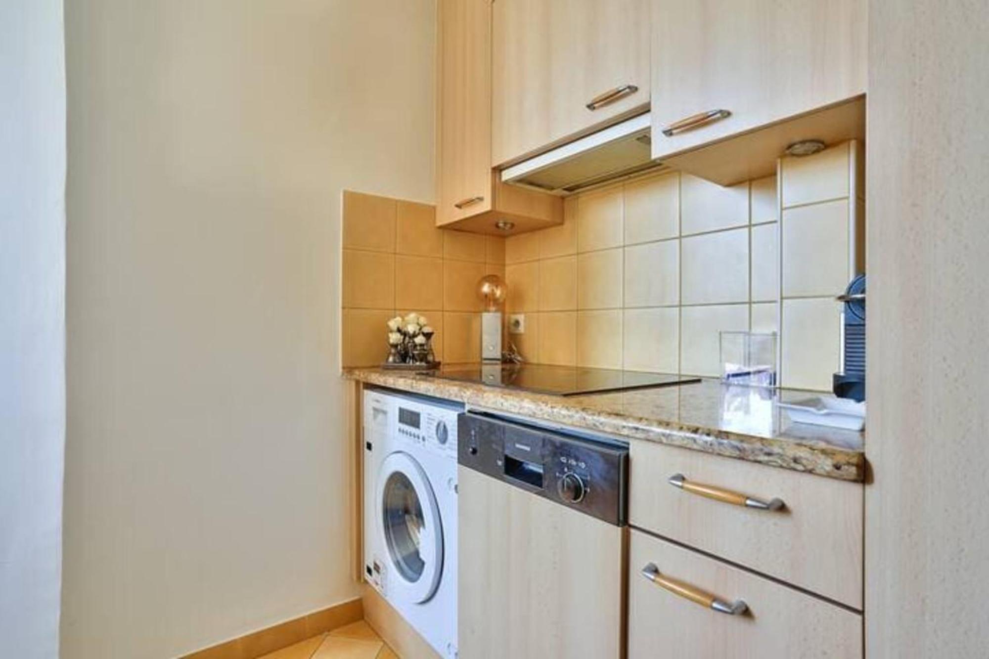 Charming With Eiffel Tower View Apartment